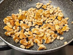 noci e pinoli tostati per cous cous dolce