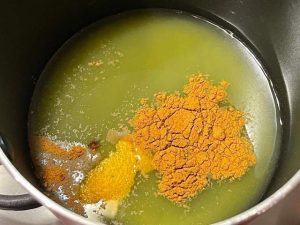 succo di arancia con le spezie per preparare il cous cous dolce