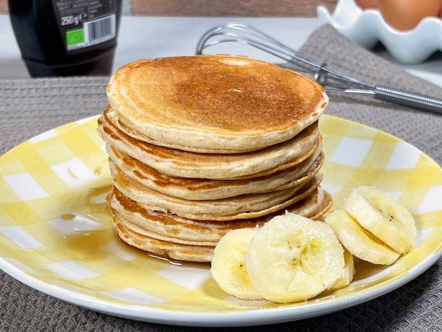 pancake con albumi e yogurt con frutta e sciroppo d'acero
