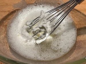 aggiunta di yogurt greco all'impasto dei pancake con albumi e yogurt