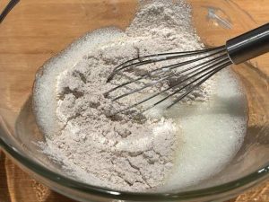 aggiunta della farina nell'impasto dei pancake con albumi e yogurt