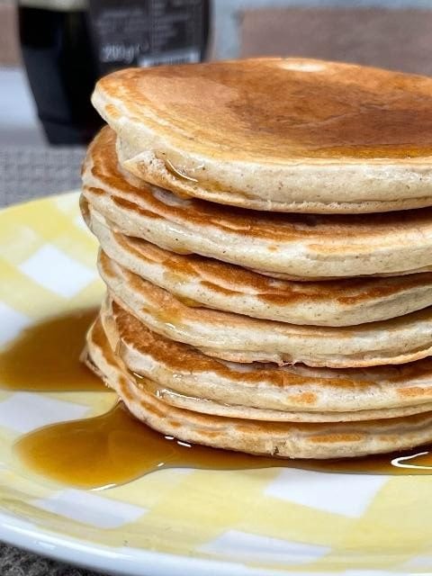 torre di pancake con albumi e yogurt con sciroppo d'acero