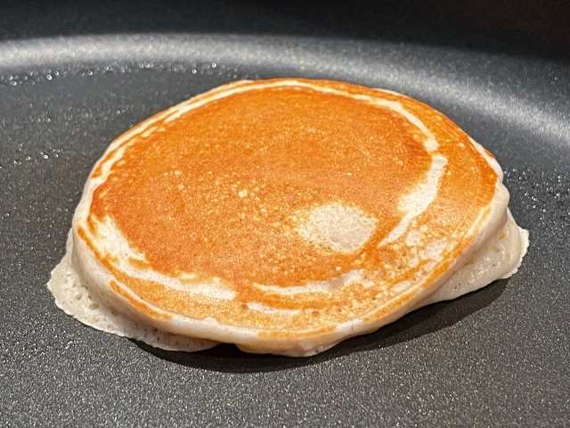 cottura dei pancake con albumi e yogurt nella padella antiaderente