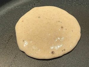 bollicine sui pancake con albumi e yogurt in cottura
