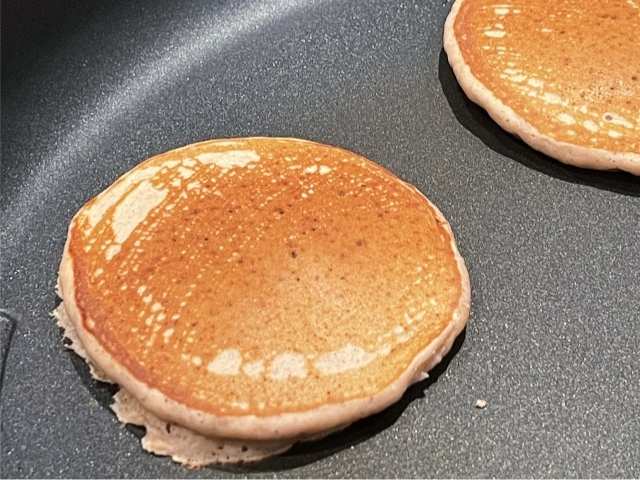 Pancake con farina di castagne perfettamente dorati nella padella antiaderente