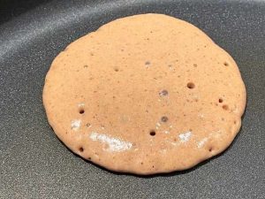 bollicine tipiche durante la cottura del primo lato dei pancake con farina di castagne