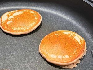 cottura del secondo lato dei pancake con farina di castagne