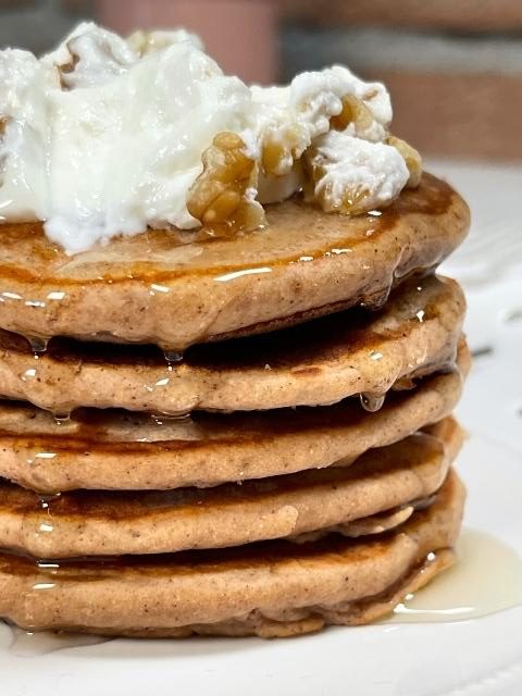 pila di pancake con farina di castagne morbidi e spugnosi con miele, noci e yogurt greco
