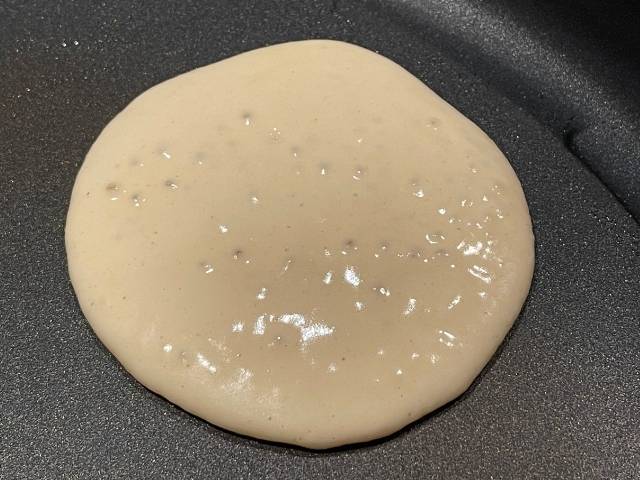 bollicine che indicano di girare i pancake con latte di mandorla