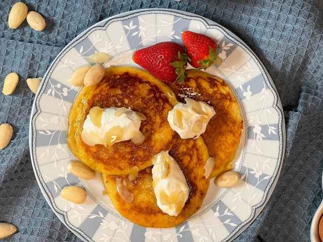 pancake con latte di mandorla con yogurt e frutta fresca