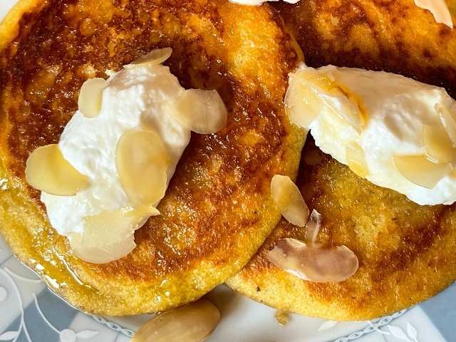 pancake con latte di mandorla morbidi pronti da servire