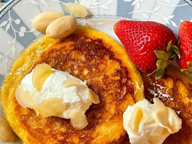 pancake con latte di mandorla dorati da entrambi i lati