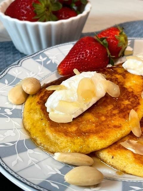 pancake con latte di mandorla con sciroppo d'acero e yogurt