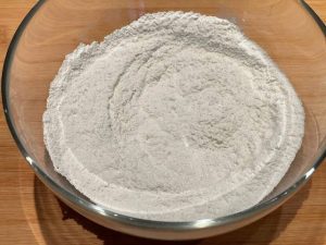 farina, lievito, zucchero e sale setacciati nella ciotola