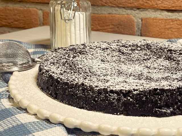 torta tenerina vegana bassa con la crosticina croccante esterna