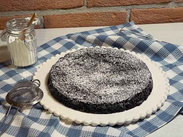 torta tenerina vegana intera spolverata di zucchero a velo