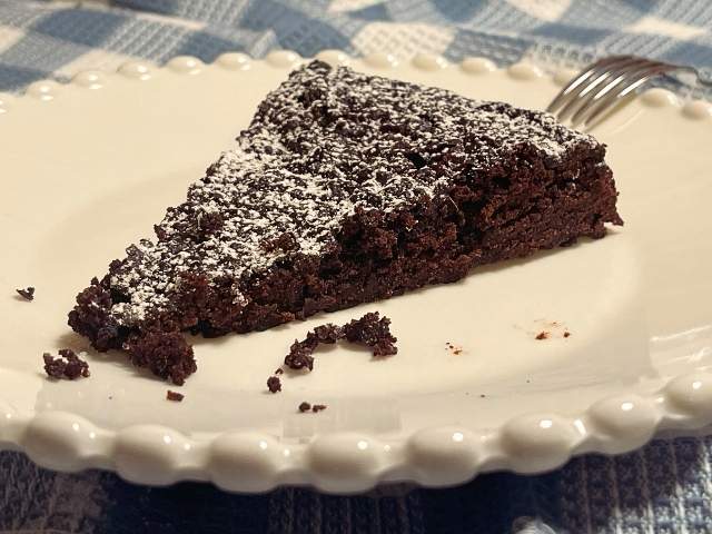 fetta di torta tenerina senza uova vegana morbidida e friabile