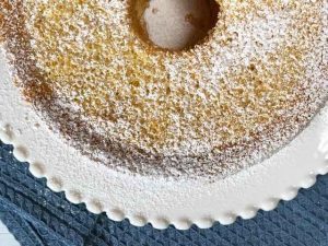 chiffon cake gluten free dall'alto decorata con zucchero a velo