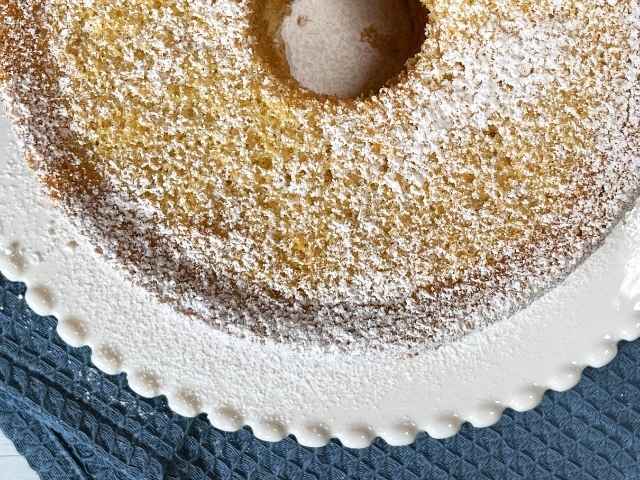 chiffon cake gluten free dall'alto decorata con zucchero a velo