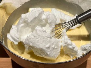 aggiunta degli albumi montati a neve nell'impasto della chiffon cake senza glutine