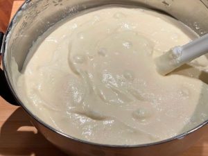 impasto della chiffon cake senza glutine pronto da versare nello stampo in alluminio