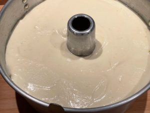 chiffon cake senza glutine pronta da infornare