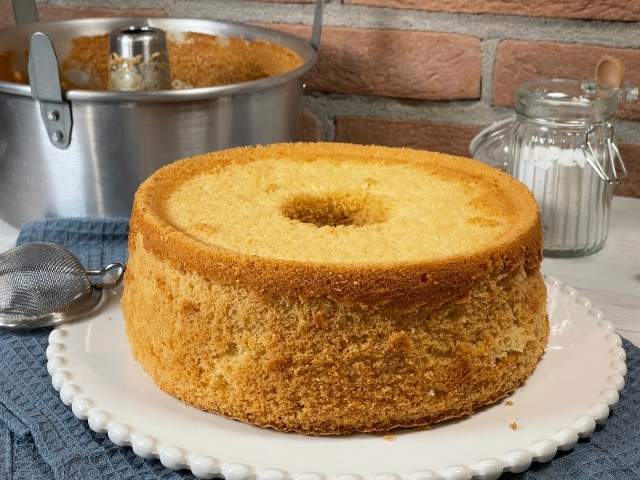 chiffon cake senza glutine estratta dallo stampo pronta per essere decorata
