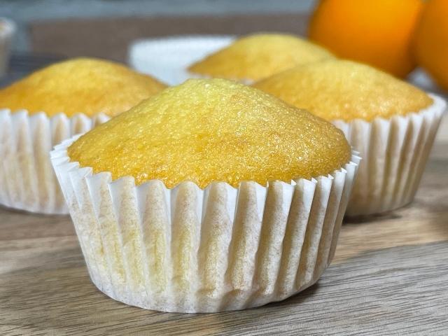 muffins senza lattosio con la classica gobbetta gonfia nei pirottini bianchi