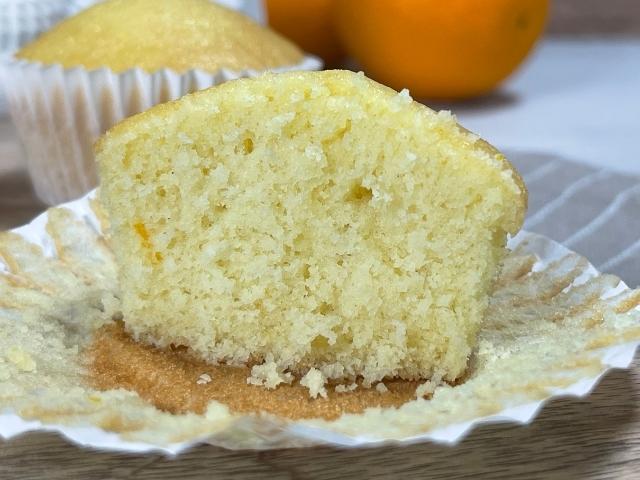 interno del muffin senza latte tagliato a metà
