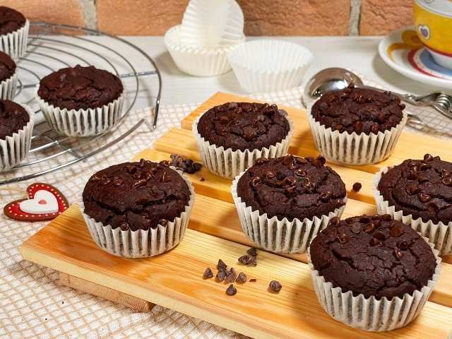 muffin vegani al cioccolato nei pirottini bianchi