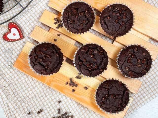 muffin vegan al cioccolato decorate con tante gocce di cioccolato fondente
