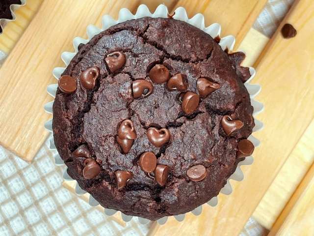 dettaglio della decorazione con gocce di cioccolato dei muffin vegani