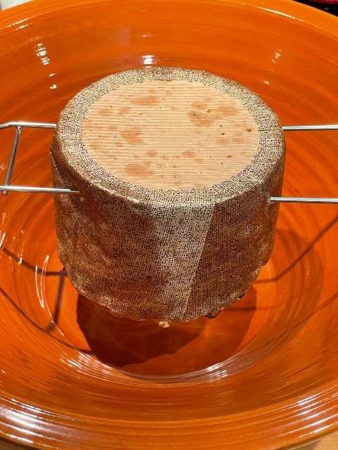 panettone senza glutine fatto in casa capovolto nella fase di raffreddamento