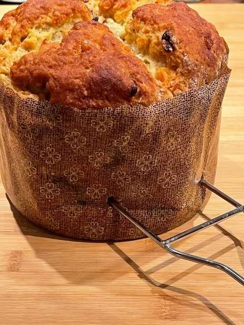 spillone inserito nella base del panettone senza glutine fatto in casa