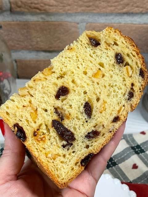 fetta di panettone senza glutine soffice e morbidissimo con uvetta e canditi