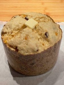 aggiunta di una noce di burro prima di infornare il panettone senza glutine fatto in casa