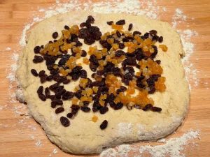 aggiunta di uvetta e canditi all'impasto del panettone gluten free