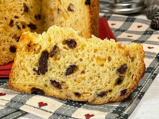 fetta di panettone con farine naturali fatto in casa con uvetta e canditi