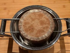 raffreddamento del panettone senza glutine capovolto in una pentola