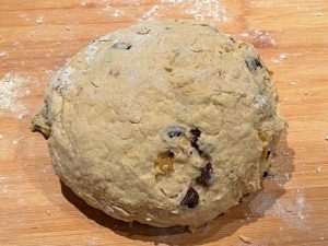palla di impasto del panettone con uvetta e canditi