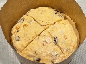 incisione di una croce sul panettone fatto in casa prima della lievitazione
