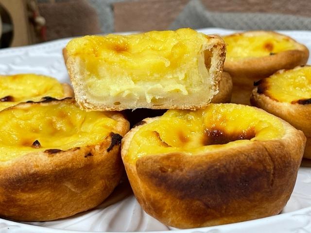interno morbido e goloso di crema al limone del pastel de nata