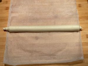 pasta sfoglia arrotolata per formare la base dei pastel de nata