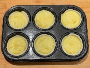 pastel de nata pronti per essere infornati nello stampo per muffin