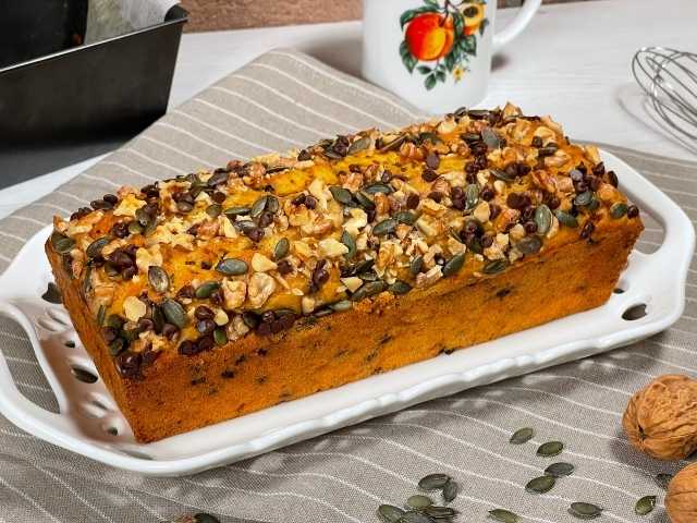 plumcake alla zucca e yogurt decorato con semi di zucca, noci e gocce di cioccolato