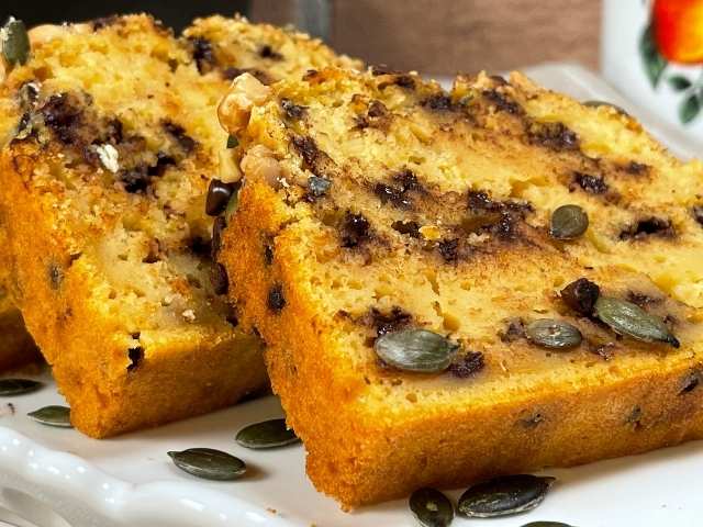 fette di plumcake alla zucca e yogurt con gocce di cioccolato