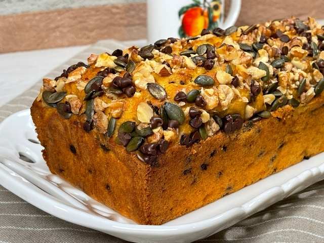 plumcake alla zucca e yogurt alto e morbido con gocce di cioccolato