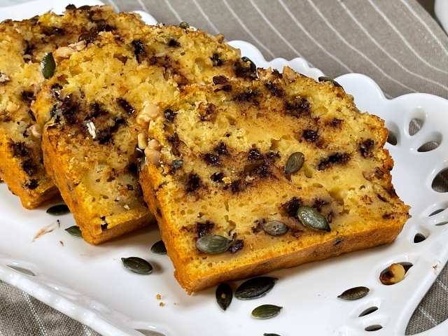 plumcake alla zucca e yogurt affettato pronto da servire per colazione