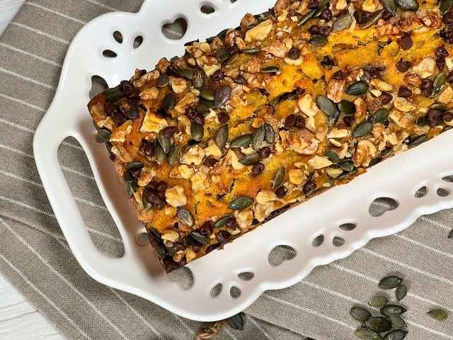 dettaglio del top del plumcake alla zucca e yogurt dorato e fragrante