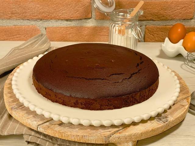 torta al cioccolato con farina di riso nuda ancora da decorare